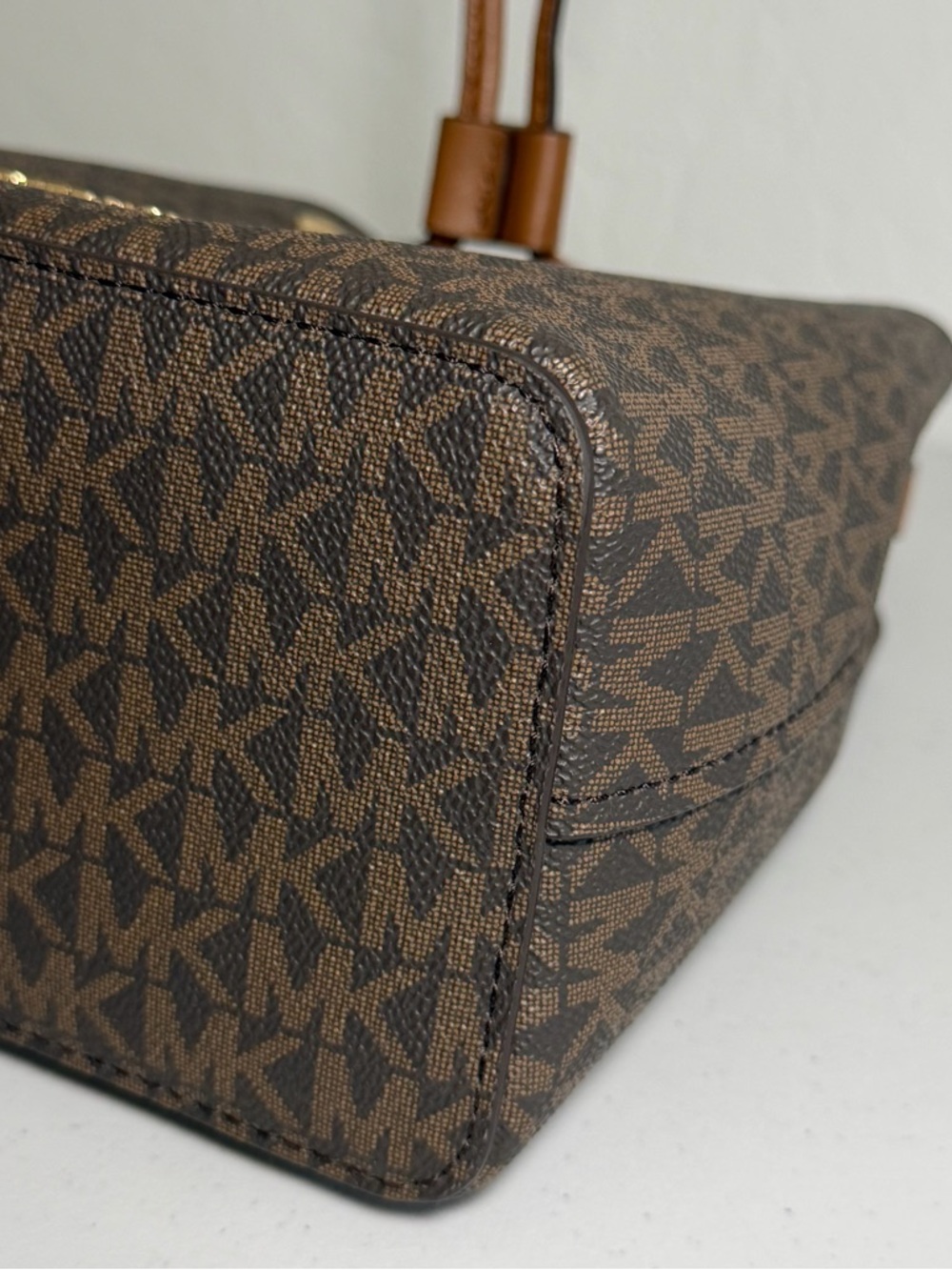 Michael Kors Suri Small Logo Bucket Bag - Picture 7 of 9